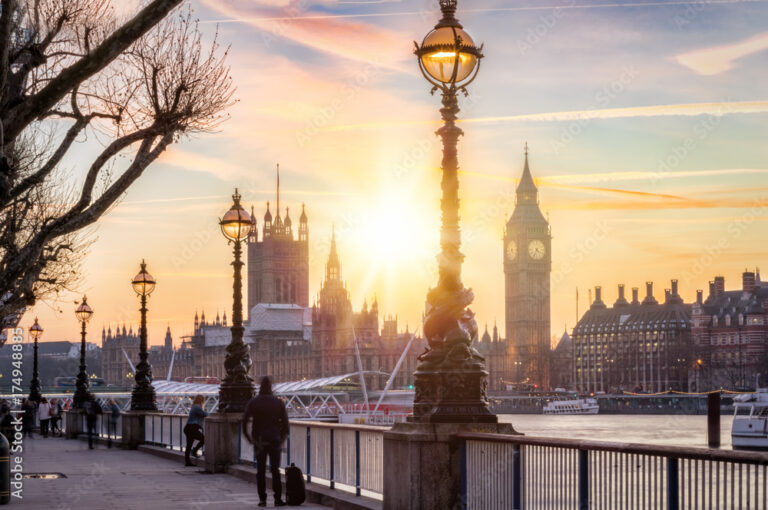 Sonnenuntergang hinter dem Westminster Palast und dem Big Ben in London, Großbritannien