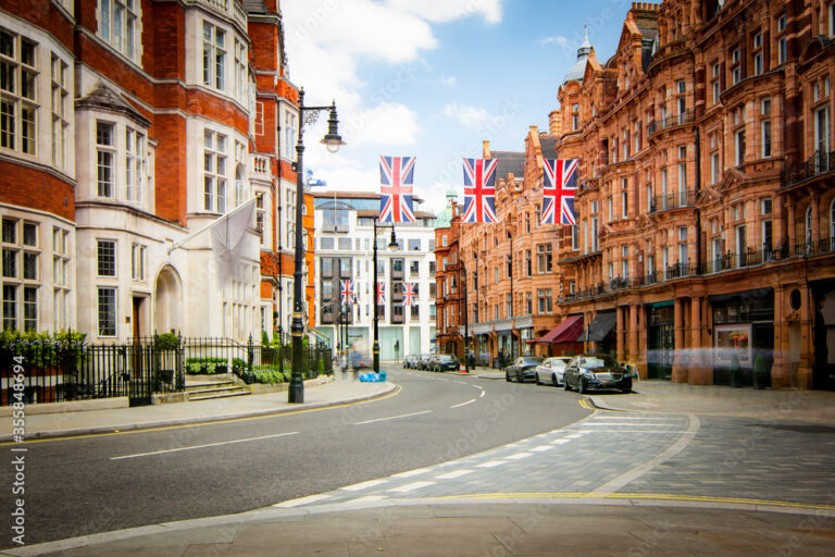 Street scene in Mayfair, an upmarket area of Londons West End