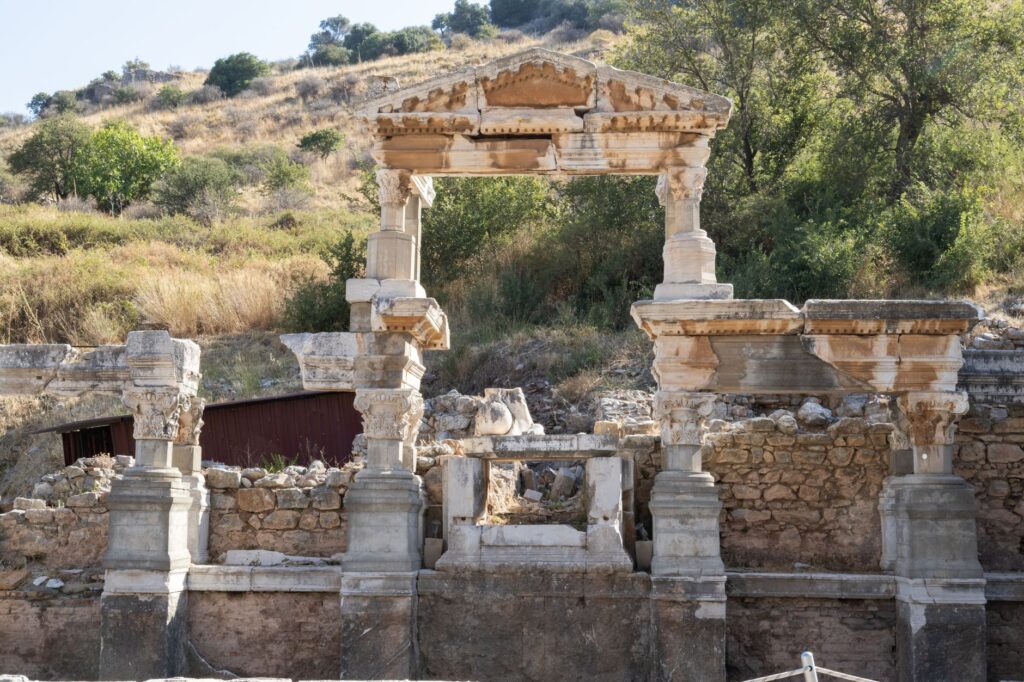 Explore the ancient Roman ruins of Ephesus in Selçuk, İzmir, Türkiye.